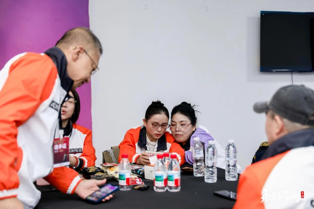 当我在看60岁的老人打电竞比赛时,我在看什么